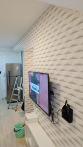 Instalação de papel de parede 3D na sala de estar na região de Moema rua macuco
